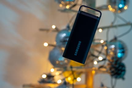 Grâce à l’anneau, vous pouvez accrocher le T5 Evo au sapin de Noël. Ou au porte-clés, selon vos préférences.
