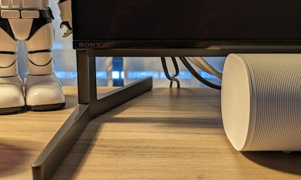 Good thinking: The feet of the Sony A95L can be mounted in such a way that there is enough space for a soundbar.