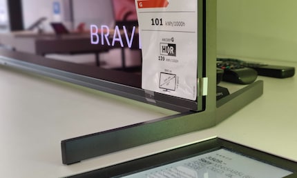 I like the set-up in the digitec shop better. But unfortunately I wouldn't be able to put my soundbar anywhere.