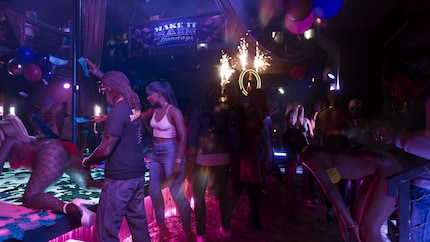 La visite obligatoire au club de strip-tease ne doit pas manquer. Bien que la limite d’âge du jeu indique le contraire, les adolescents de 13 ans font également partie du groupe cible.