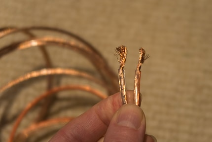 Da drin steckt mein Sound: Abisolierte Litzen des Stereokabels.