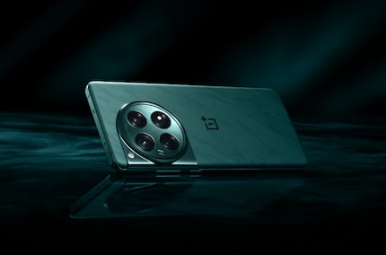 Das Oneplus 12 erscheint in Grün, Weiß und Schwarz.