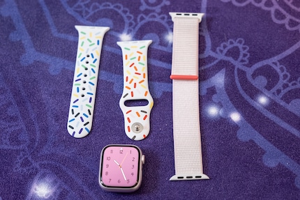 Das Silikonarmband ist schick, aber umständlich. Ich entscheide mich für das praktischere Klettverschluss-Band.