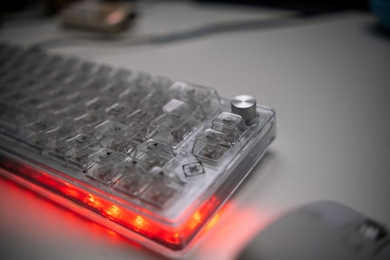 Der Drehknopf und das Logo sind nebst der RGB-Beleuchtung die auffälligsten Merkmale.