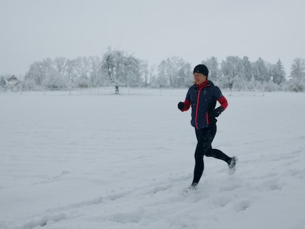 Der OpenRun Pro Kopfhörer motiviert beim Laufen in kaltem Wetter und funktioniert auch unter der Mütze.