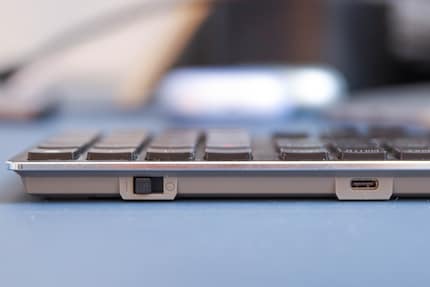 Der Ein/Aus-Schalter und der USB-C-Anschluss auf der Rückseite.
