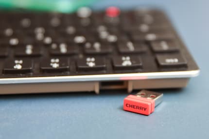 Der Funk-Adapter findet bei Nicht-Benutzung Platz in der Tastatur.