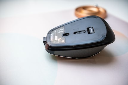 Le dongle pour la connexion sans fil adhère magnétiquement au dessous de la souris.