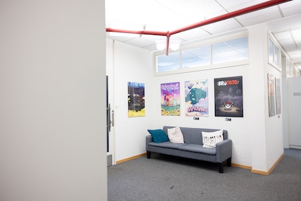 Der Swiss Game Hub zeigt die entstandenen oder entstehenden Games als Poster verteilt an den Wänden.