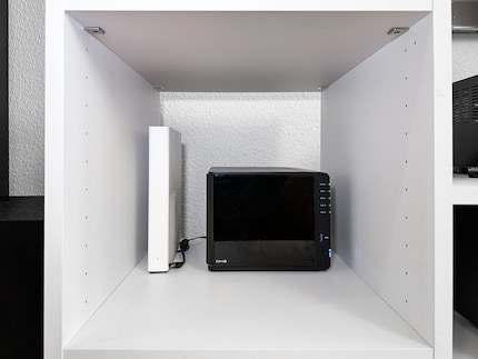 Il Synology si trova in un mobile multimediale.