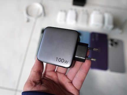 Wie schnell du dein Handy mit einem 100 Watt Charger laden kannst, ist von vielen Faktoren abhängig.