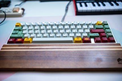 Ecco la parte anteriore della tastiera. In linea con lo stile di Boba Fett, ho installato gli interruttori Boba U4T.