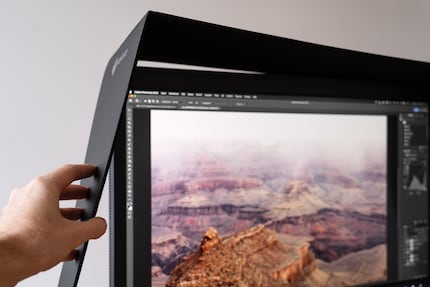 Die magnetische Lichtschutzblende schnappt an die Seiten des Monitors. Sehr praktisch.