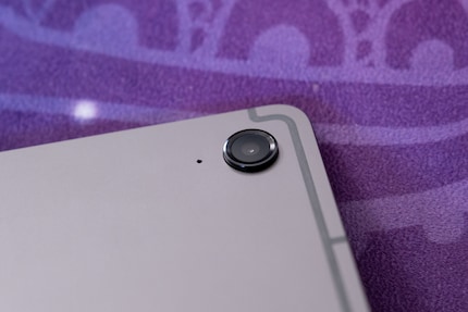 Manca il motore di vibrazione, ma la fotocamera è molto performante.