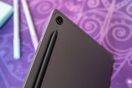 Il Samsung Galaxy Tab S9 FE è elegante, maneggevole e resistente all’acqua.