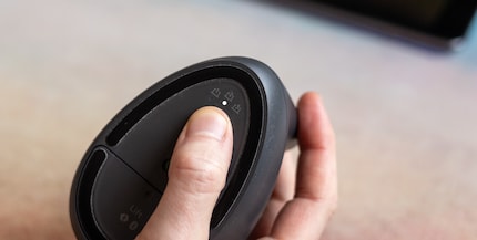 Mit dem Bluetooth-Knopf auf der Unterseite der Logitech Lift kann ich zwischen drei verknüpften Geräten wechseln.