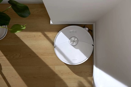 Le Roborock S8 MaxV Ultra déploie son bras avec brosse.