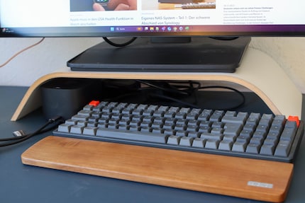 Si la station d’accueil est ailleurs, le clavier peut être rangé sous l’écran. Le seul problème : les câbles ne sont plus aussi bien cachés.