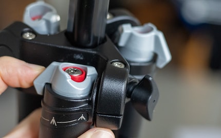 Il meccanismo di Manfrotto è un po' più complicato, ma offre maggiore flessibilità.
