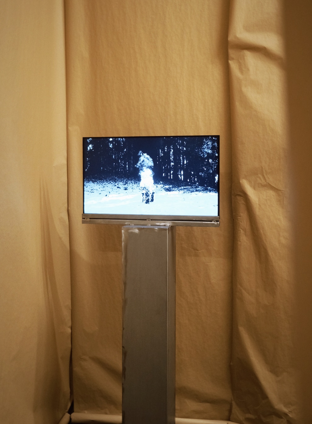 Massgeschneiderte Lösung: Studio Utte hat für ihren Screen einen eigenen TV-Ständer gebaut.