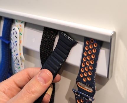 Das Armband wird mit der Halterung in die Gummilippe gedrückt.