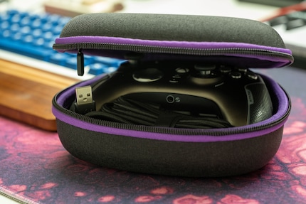 Der Controller ist im Hartschalen-Etui gut geschützt.