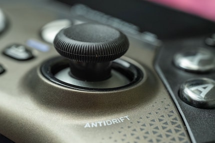«Antidrift»: Die Aufschrift bei den Sticks ist Programm, schliesslich ist Hall-Effekt-Technolgie verbaut.