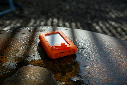 Die Gummiummantelung schützt durch die Kappe auch den USB-Anschluss. Unter Wasser tauchen solltest du das Teil dennoch nicht.
