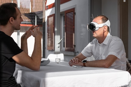 Wenn René die Brille aufsetzt und ich direkt vor ihm sitze, sehe ich auf dem Aussendisplay eine Projektion seiner Augen. Das sieht allerdings unheimlich aus und die Qualität ist schlecht.