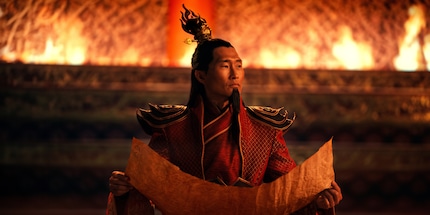 Le Seigneur du Feu Ozai dans son impressionnante salle du trône : des flammes en arrière-plan aux pommettes saillantes, tout est comme dans le dessin animé.