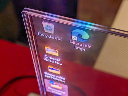 Bei näherer Betrachtung scheint das Micro-LED-Display zwischen zwei Glasscheiben gepresst zu sein.