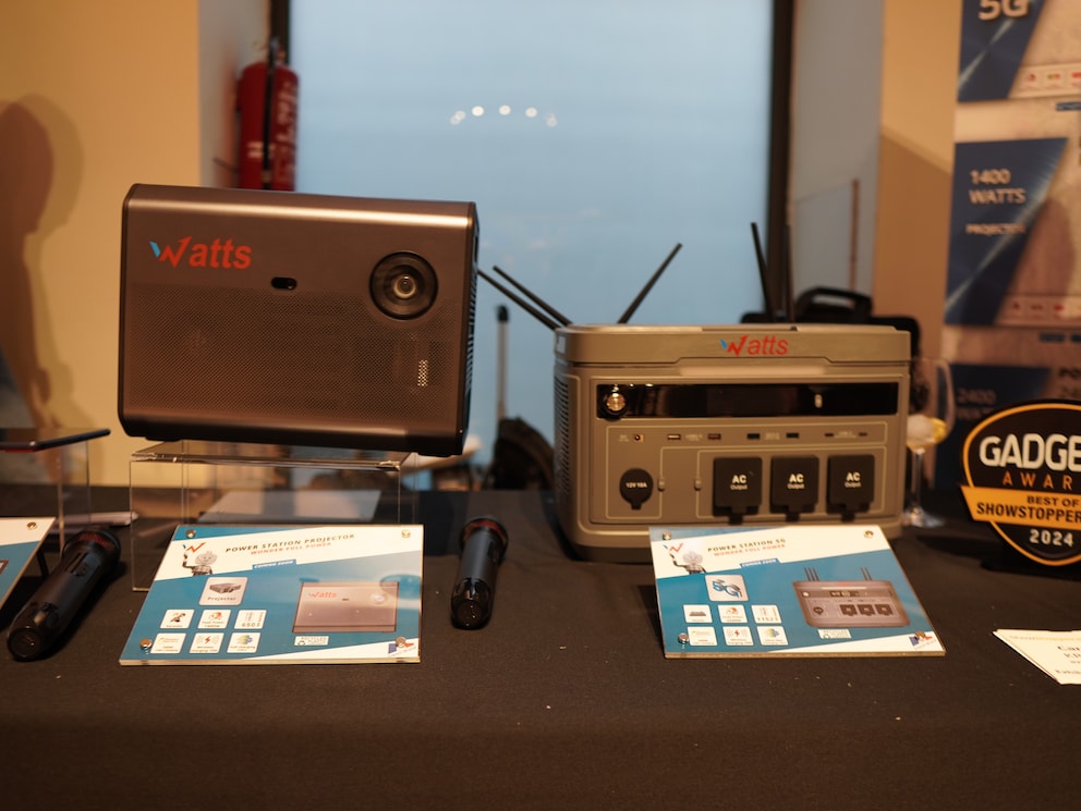 Zwei Powerstations mit Extra-Funktion: Links mit Beamer, rechts mit 5G-Router.