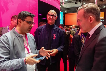 Le PDG de Telekom Tim Höttges montre le Concept AI Phone au ministre allemand des Transports et du Numérique Volker Wissing.