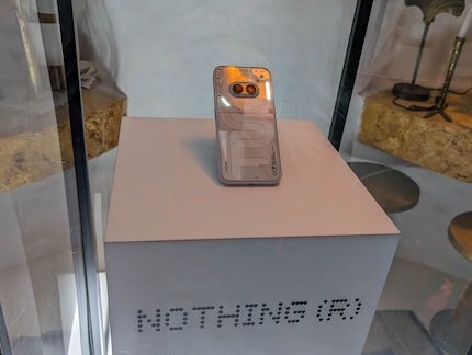 Regardez, ne touchez pas : Le Phone (2a) est resté dans la vitrine.