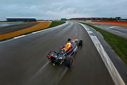 La nuova RB20 sul circuito di Silverstone