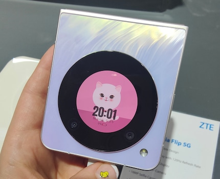 Il Nubia Flip 5G in un colorato viola riflettente.