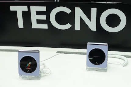 Il Phantom 5 in un accattivante colore viola - purtroppo arriverà in Europa solo per il MWC.