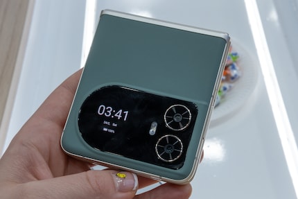 Il Blackview Hero 10 si distingue per il suo involucro turchese.