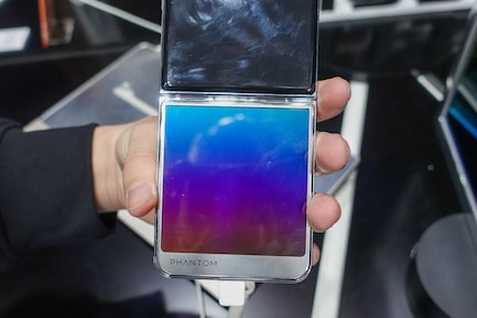 Das Chamäleon-Display hat Tecno in sein Klapp-Smartphone eingebaut.