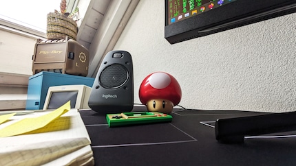 Ohne meinen Notizblock fühle ich mich verloren. Dahinter siehst du meine Belohnungsecke. Habe ich etwas gut gemacht, drücke ich den Pilz, der daraufhin wie bei Mario klingt und leuchtet.