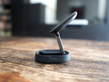Der Kopf des Magnetic Chargers lässt sich so im Winkel verstellen, wie du das möchtest.