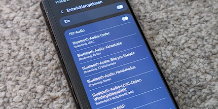 Auf vielen Android-Smartphones lässt sich in den Entwicklereinstellungen einsehen, welcher Codec und welche Übertragungsrate genutzt wird.