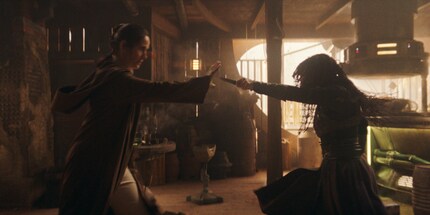 Jedi-Meisterin Indara (Carrie-Anne Moss) bekämpft die vermutlich abtrünnige Mae (Amandla Stenberg).