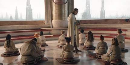 Jedi-Meister Sol (Lee Jung-Jae) unterrichtet eine Gruppe von Padawan – eine Rückblende?