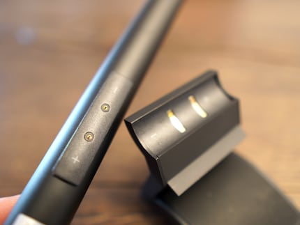 La lampe pour moniteur de Xiaomi s’aimante à son support.