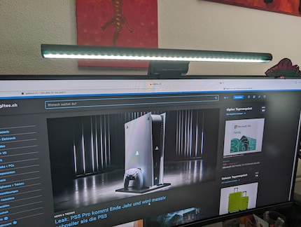 Une lampe de moniteur éclaire le bureau par le haut, sans se réfléchir sur l’écran ni éblouir.