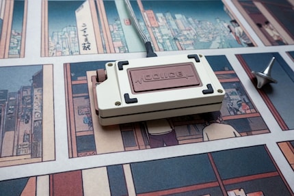 Il macro pad Voice Mini ha un peso decorato sul retro.