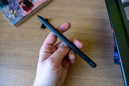 È piacevole scrivere con la penna, ma l'adesione magnetica è un po' debole.