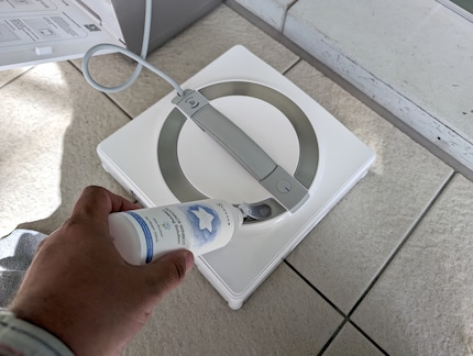 Le liquide de nettoyage se verse directement dans le robot.