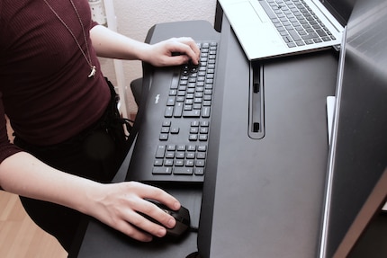Il ripiano per la tastiera è un po' troppo stretto. L'arrotondamento ergonomico può essere utile per alcune persone, ma io preferirei un po' più di spazio.